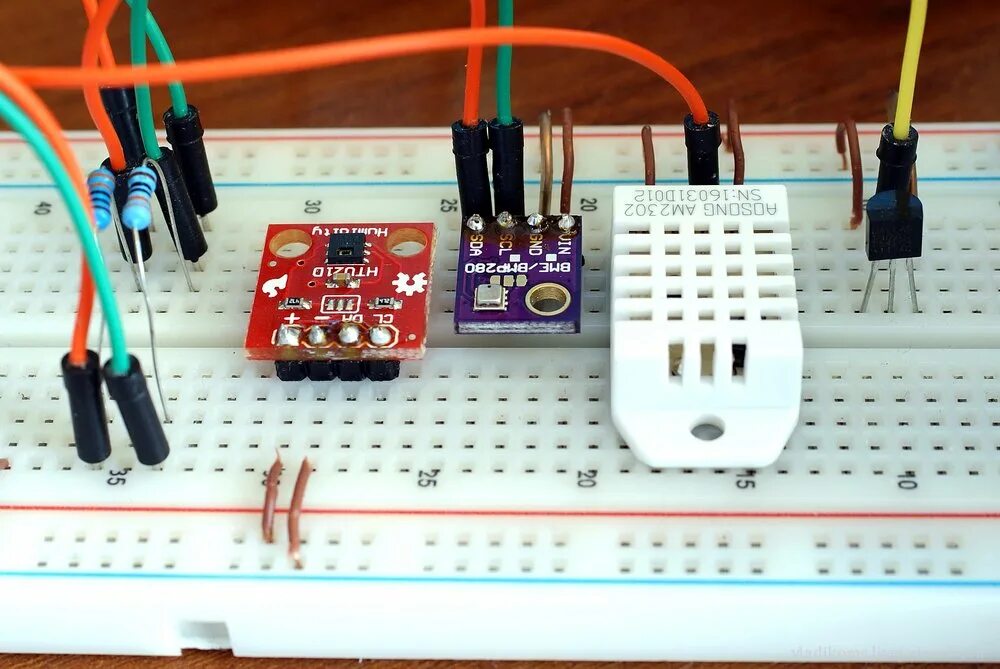 Dht h библиотека. Датчик dht22. Am2302 Arduino. Arduino 2 датчика dht22. Датчик температуры Arduino dht22.