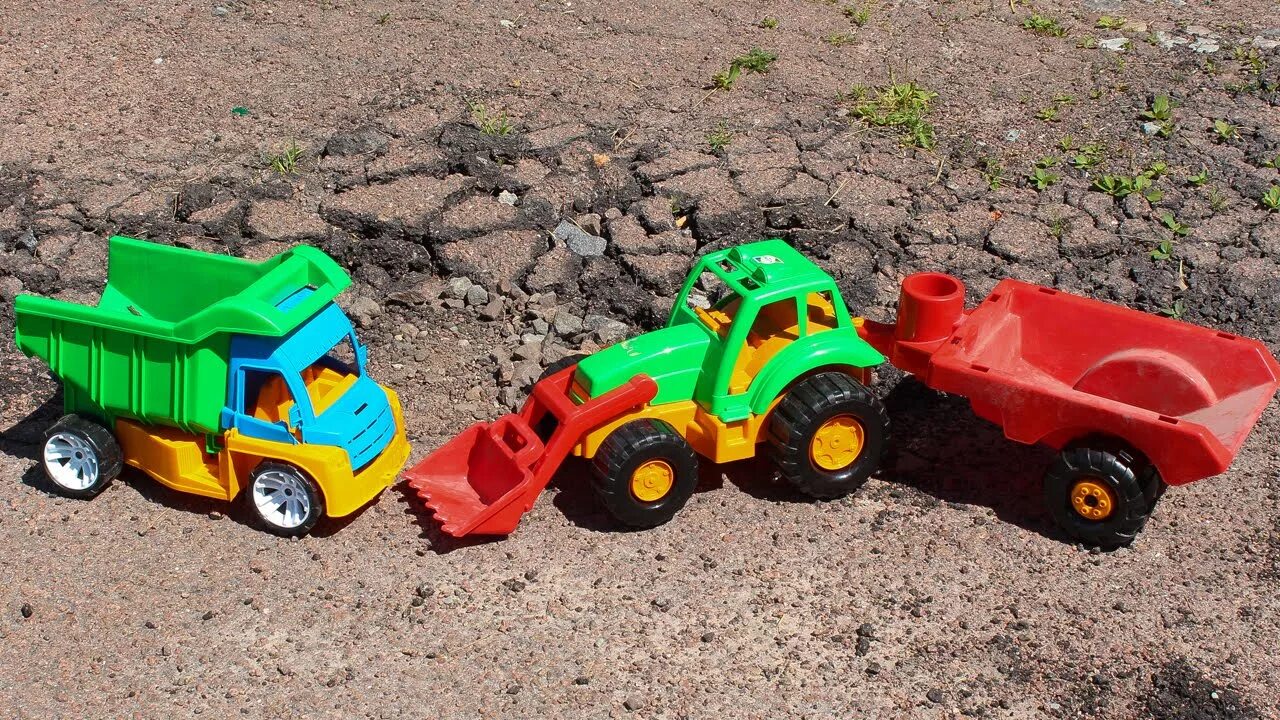 Трактор и самосвал игрушки. Трактор джон дир игрушка томи. Игрушка самосвал сильвер. Грузовой трактор. Грузовик caterpillar игрушка.