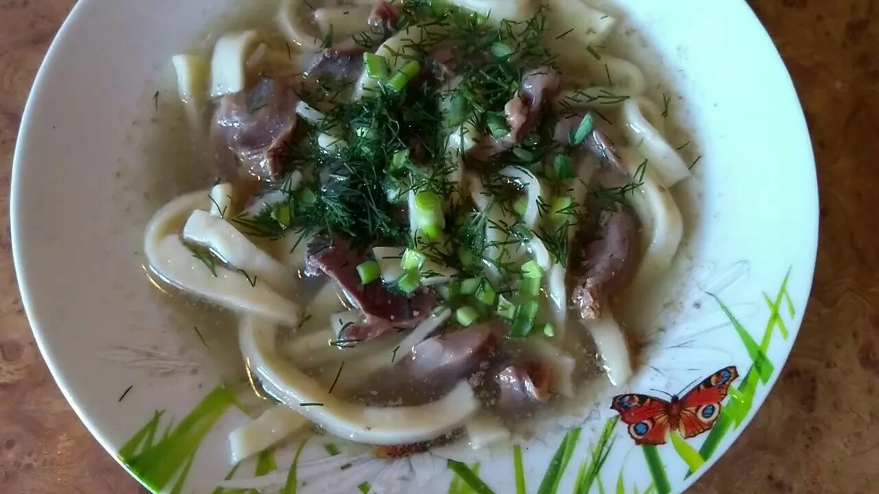 Куриная лапша с потрошками. Лапша с потрошками. суп с куриными потрошками и лапшой. потрошки куриные и домашняя лапша. куриные сердечки с лапшой.