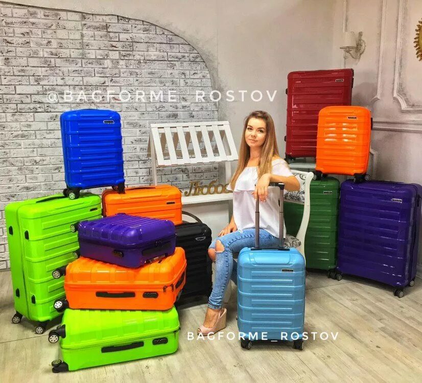 Магазин чемоданов. Чемоданы на улице краснодара. Чемоданы bagforme. Склад чемоданов. Химки 9 мая магазин сумок колесиках.