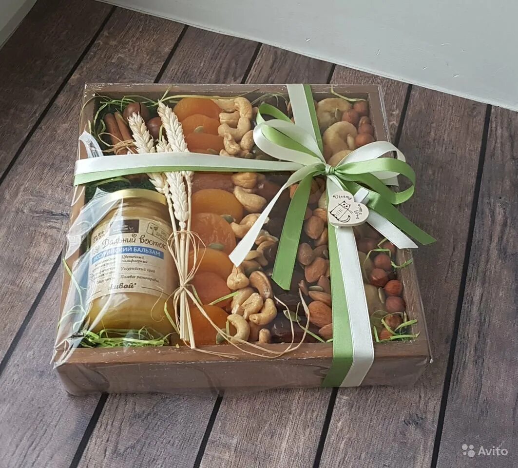 Съедобные подарки. Сладкий подарочный набор. Подарочные коробки с сухофруктами. Подарочный ящик с продуктами для мужчины. Съедобные коробочки.