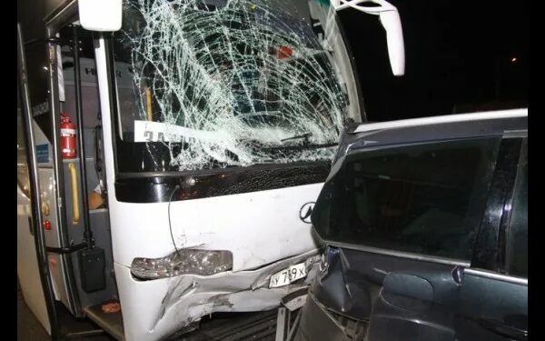 Упавший автобус с людьми в мойку. Разбитое лобовое стекло. автобус разбил стекло. разбито стекло в автобусе.