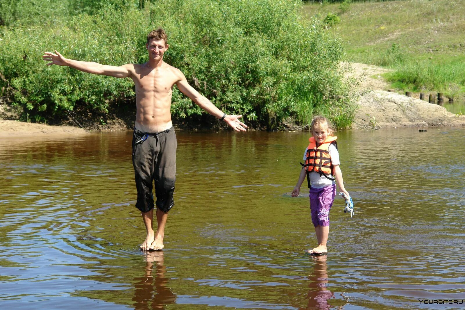 Школьники на речке. Дети купаются на речке в походе. Отдыхаем на речке. Отдыхающие на речке. Человек шел через реку