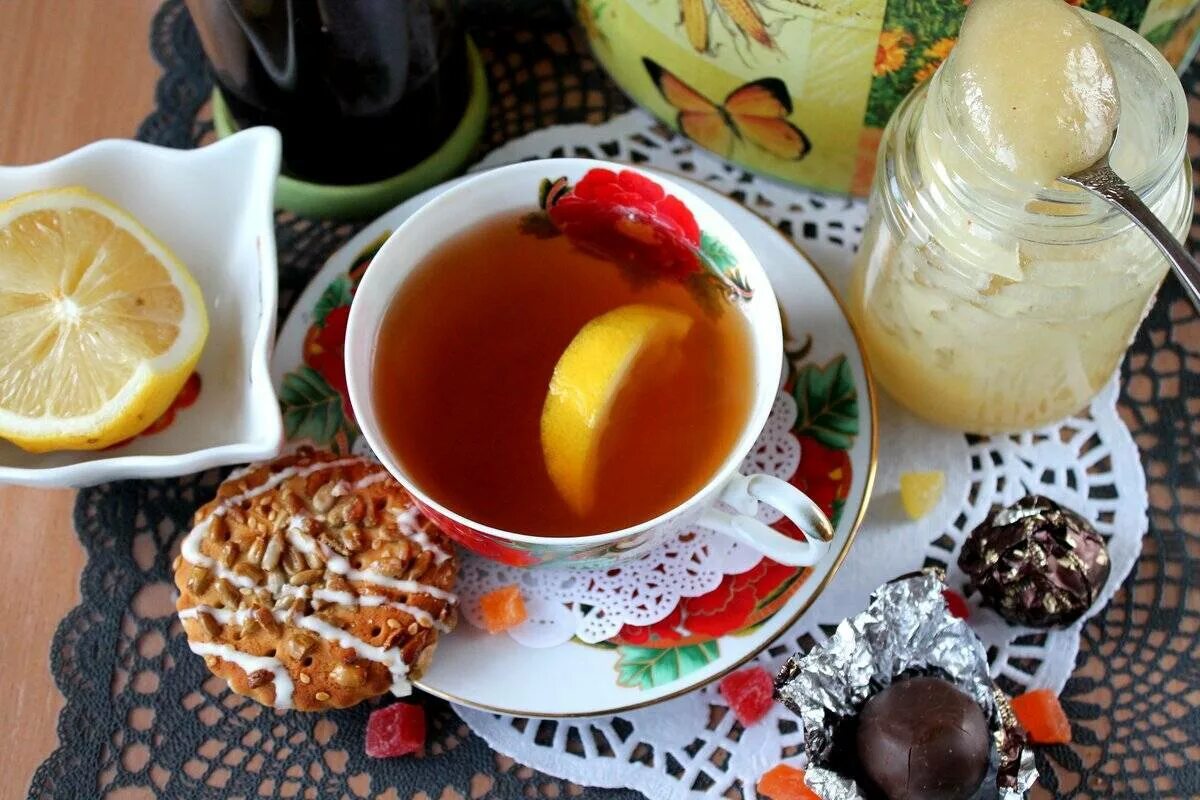 Какой чай пить с медом. Чай с медом. чай с лимоном и медом. чаепитие с медом. чашка чая с лимоном и медом.