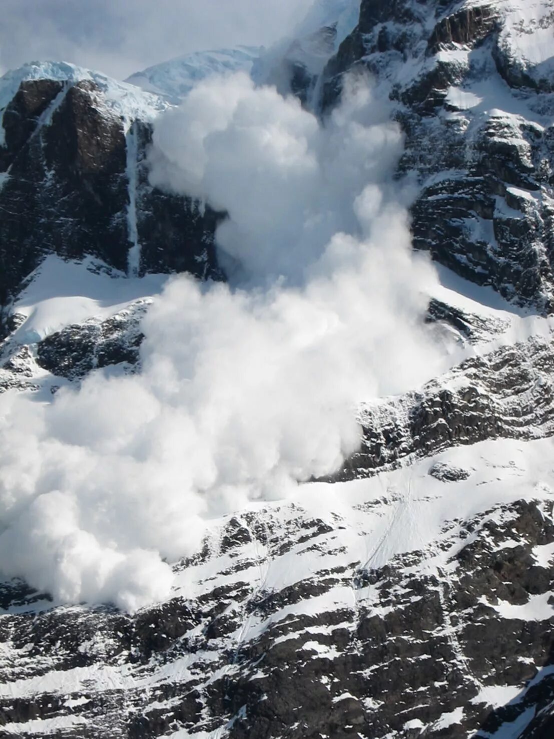 Снежные лавины районы. Лавина (Снежная лавина). Avalanche. Гора Avalanche. Снежная лавина в горах.