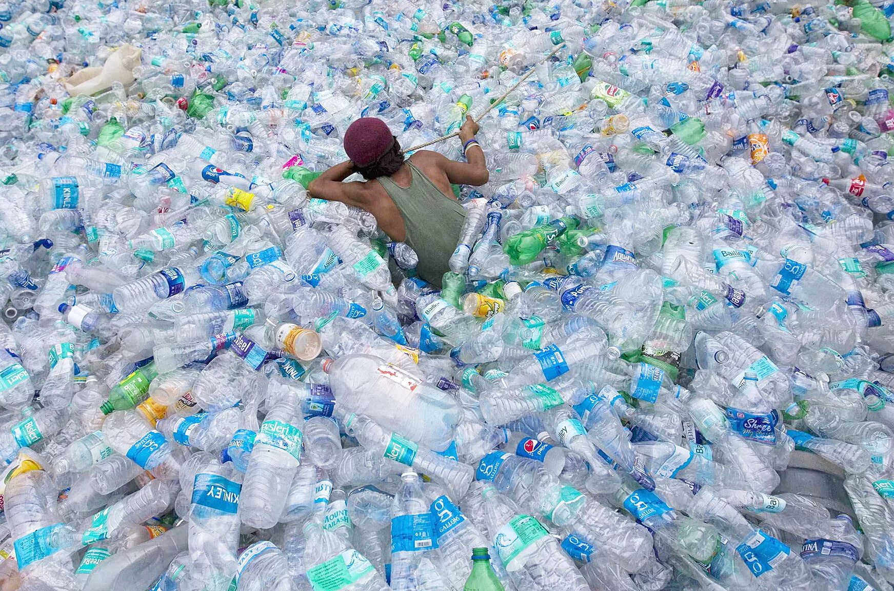 Переработка полиэтиленовых пакетов. Свалка бутылок. Пластиковые отходы. Гора пластиковых бутылок.