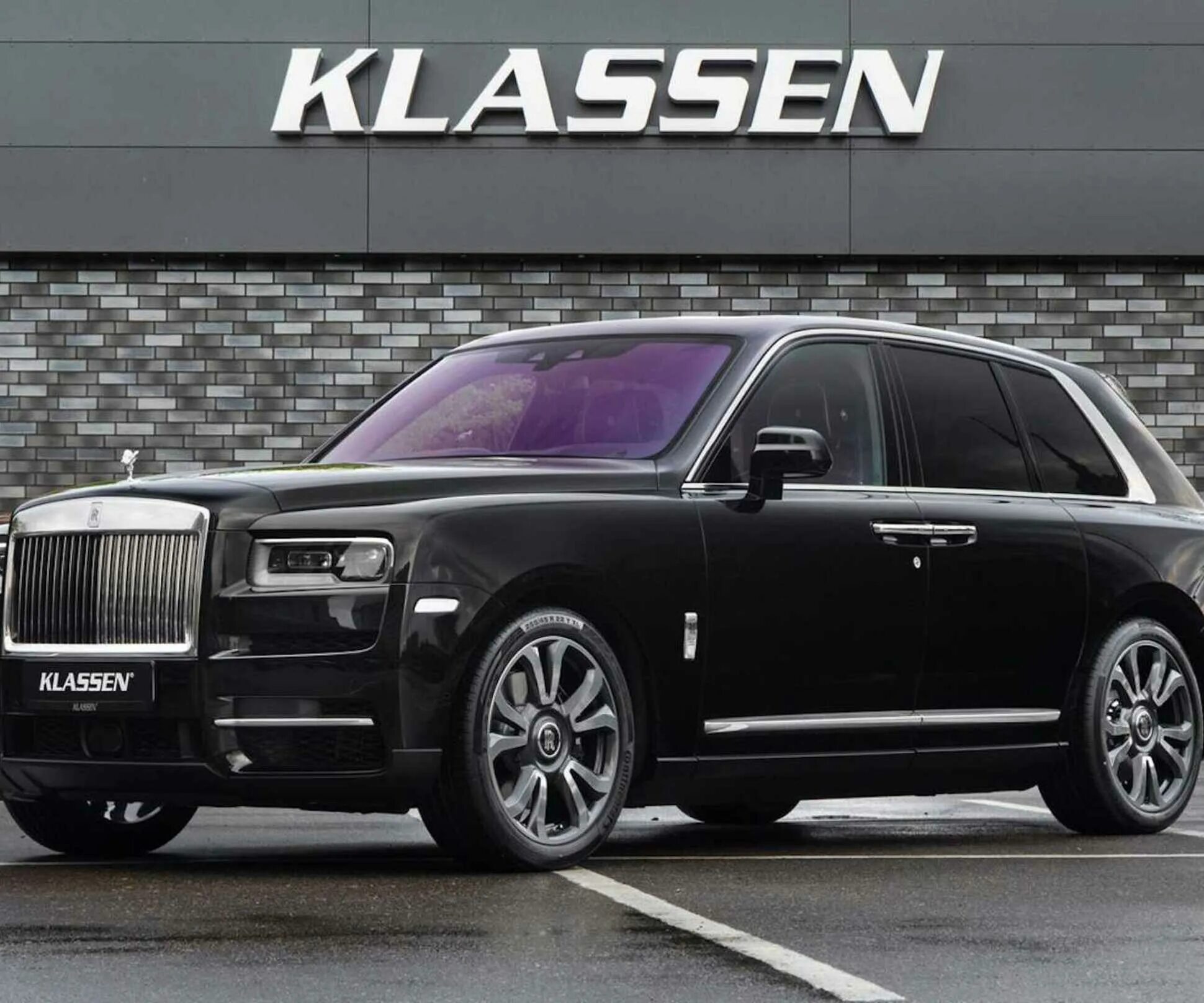 Винил на роллс ройс куллинан. Rolls royce phantom limousine 2019. Бронированный роллс ройс фантом. Бронированный роллс ройс фантом. Бронированный роллс ройс фантом.