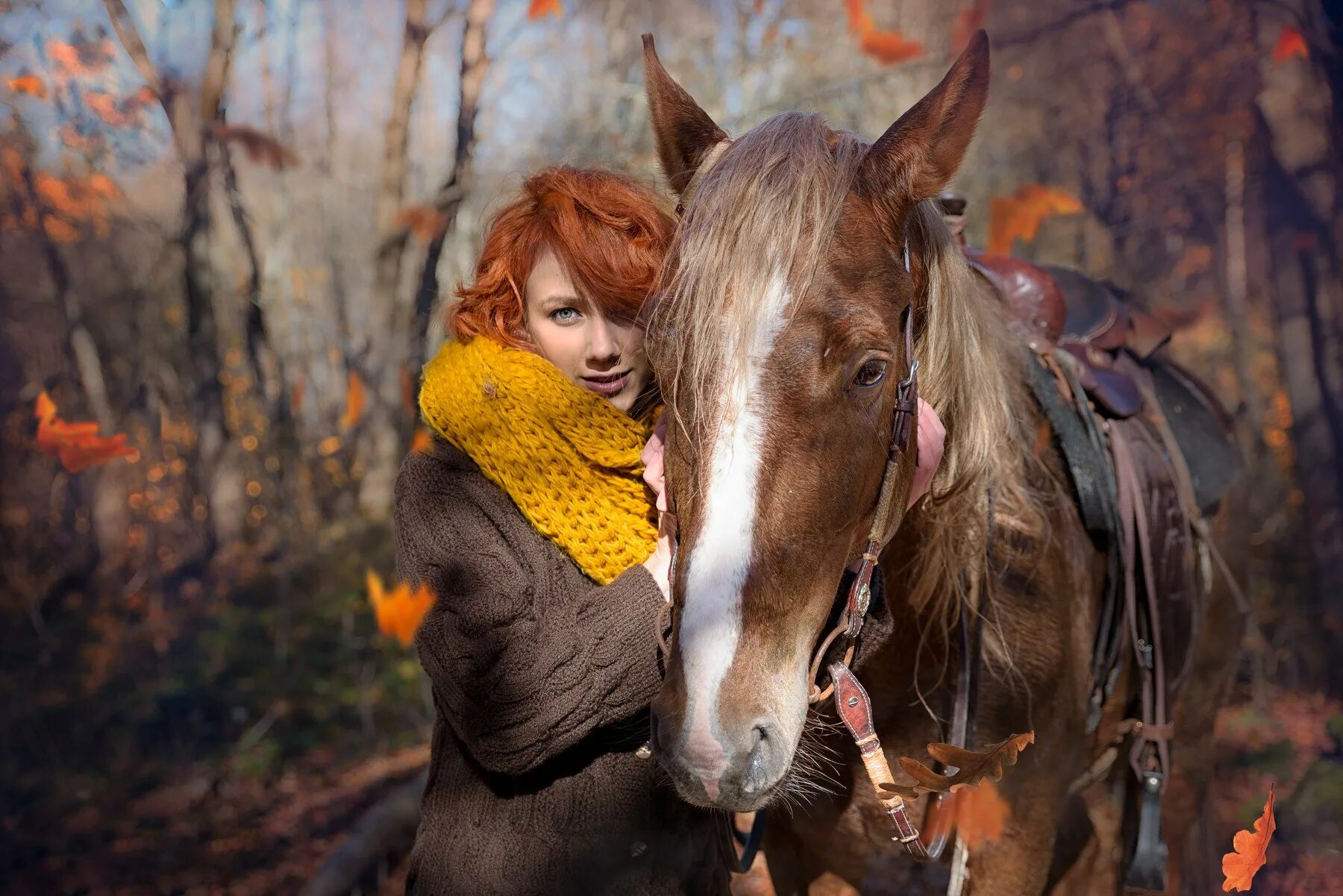 Redhead riding. Фотосессия с лошадьми. Осенняя фотосессия с лошадью. Фотосессия с лошадьми образы. Фотосессия с рыжей лошадью.