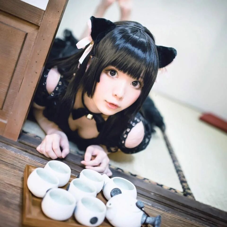 Neko cosplay. Неко тян косплей. Молодая японка с кошачьими ушками. Хори косплей. Кошка девочка косплей с кошачьим носом.