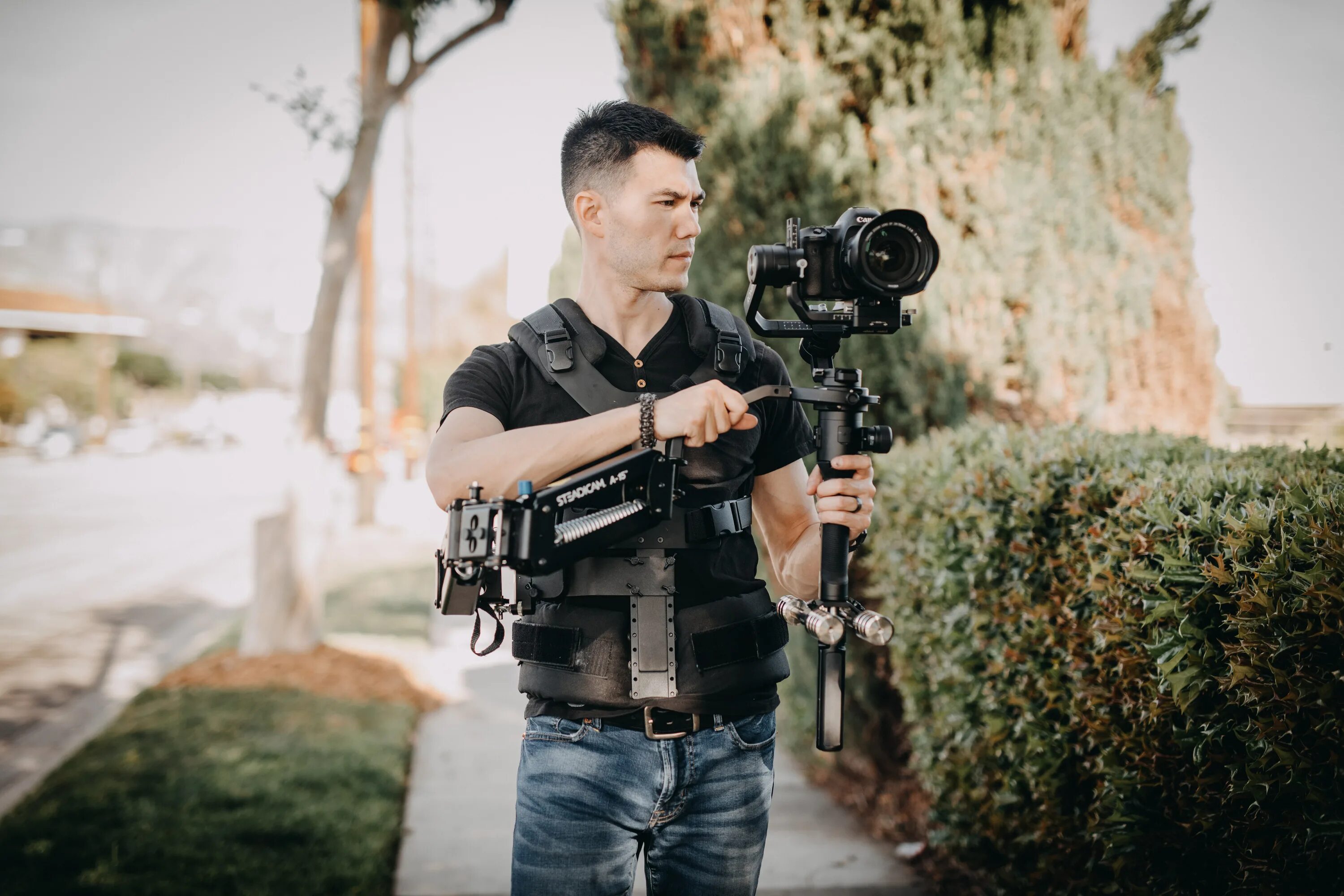 Видеооператор час. Видеокамера sony a7 iii и стедикам. съемка со стедикама. стедикам в кино. видеооператор ronin s.