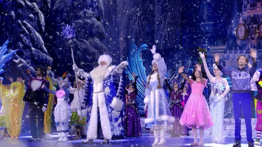 Николай басков голубой огонек 2022. Новогоднее представление для детей. Новогоднее представление заговор зеркал. Новогоднее представление заговор зеркал. Кремлевская елка 2021.