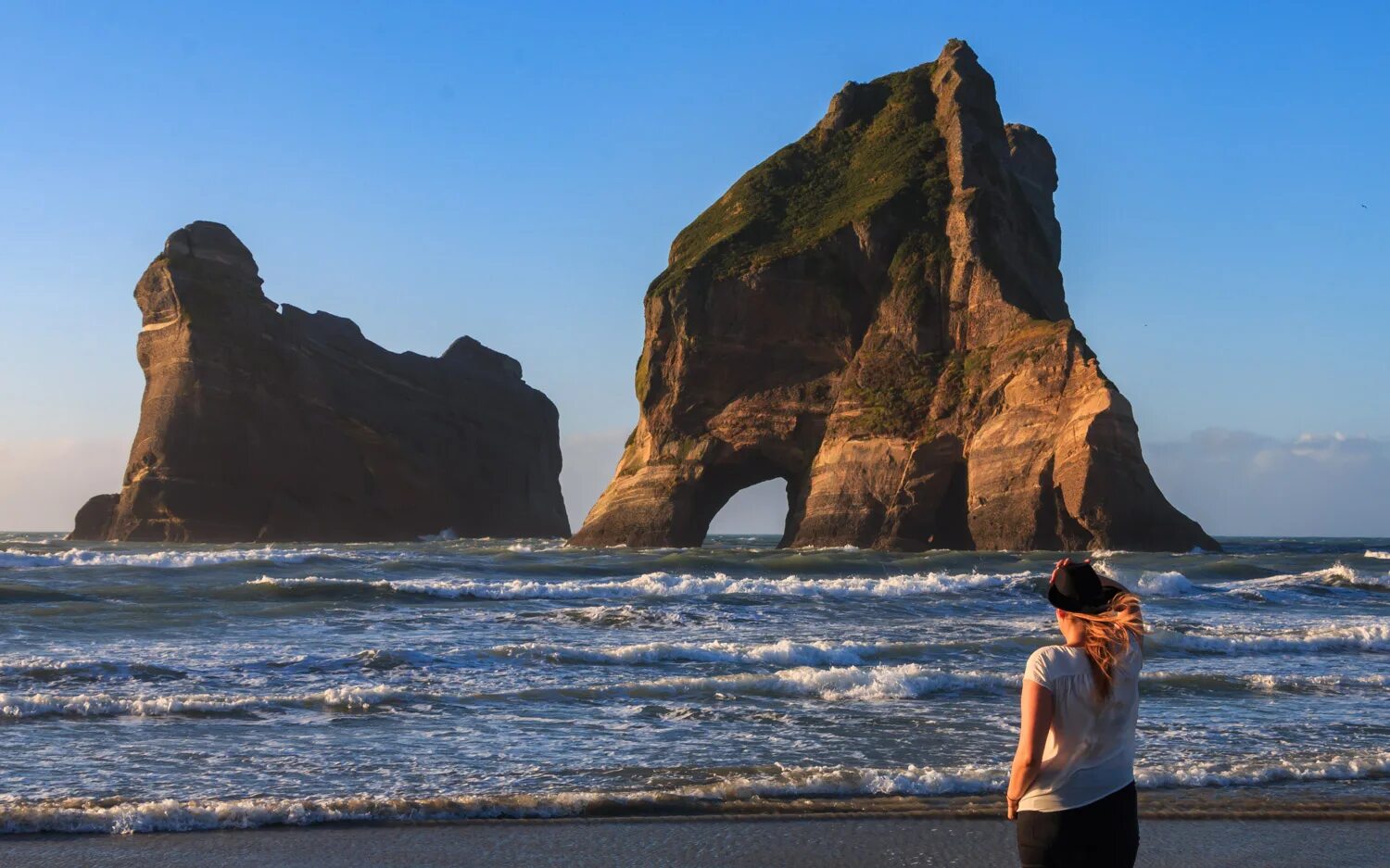 Two large islands. Wharariki Beach новая Зеландия. Тасманово море Wharariki Beach. Пляж Варарики новая Зеландия. Пляж ворота новая Зеландия.