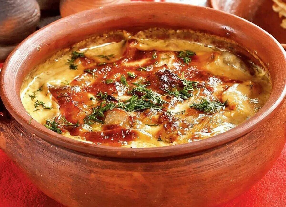 жаркое в горшочках. жаркое в горшочках с говядиной. жаркое в горшочках. блюда в глиняном горшке. картошка в горшочках в духовке.