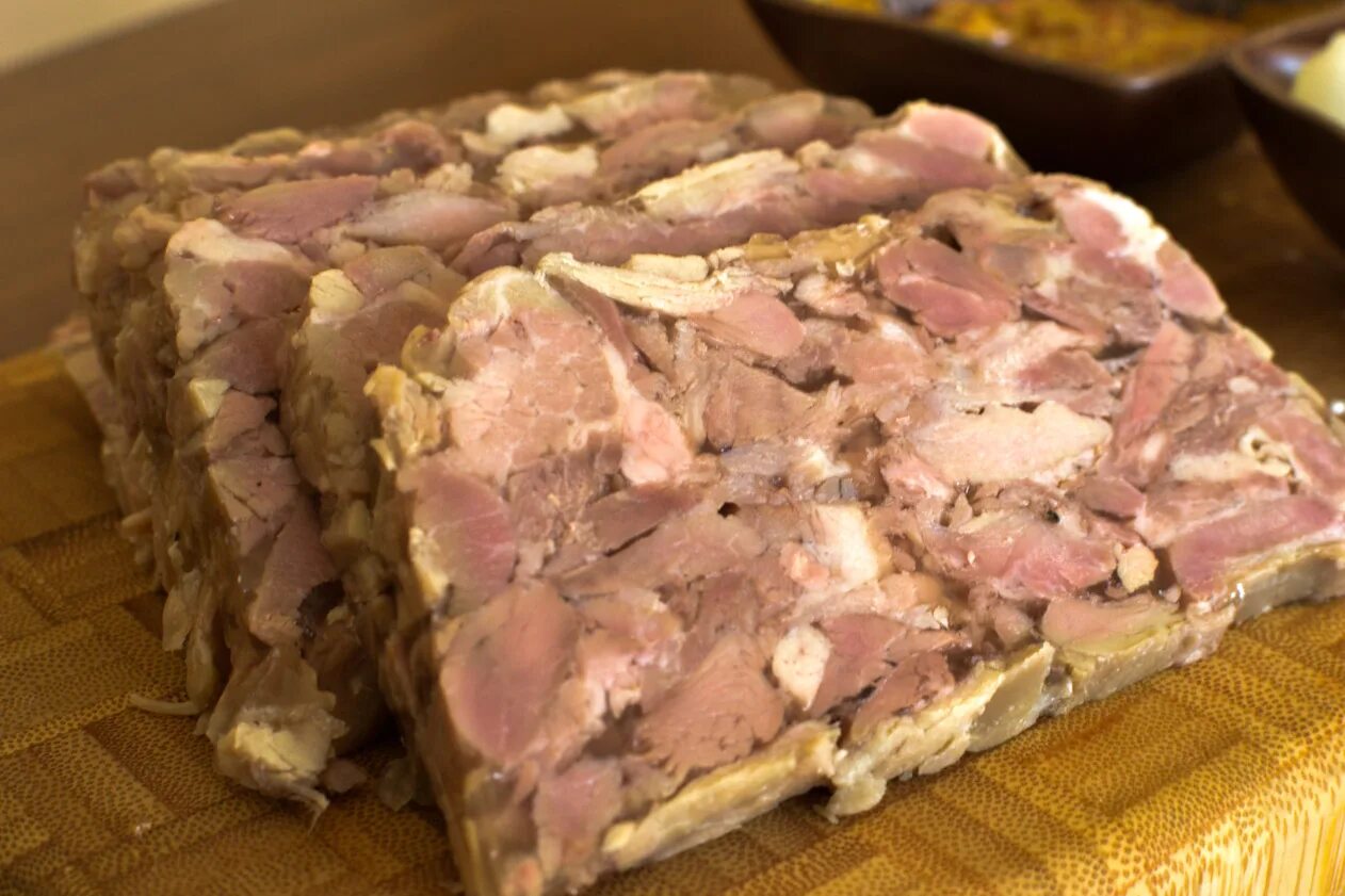 Домашний сальтисон. Прессованная свиная голова рецепт. Прессованное мясо из свиной. Прессованное мясо из свиной. Зельц из свиной рульки.