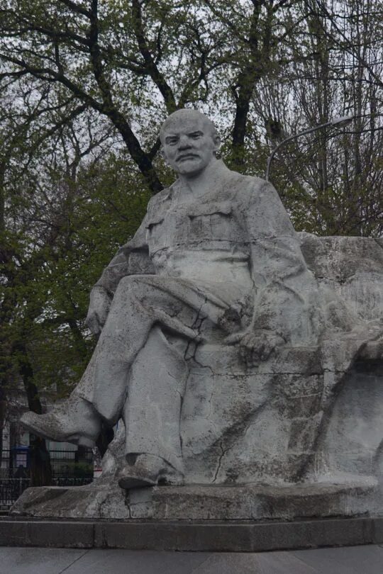 Какой памятник сидит. Какой памятник сидит