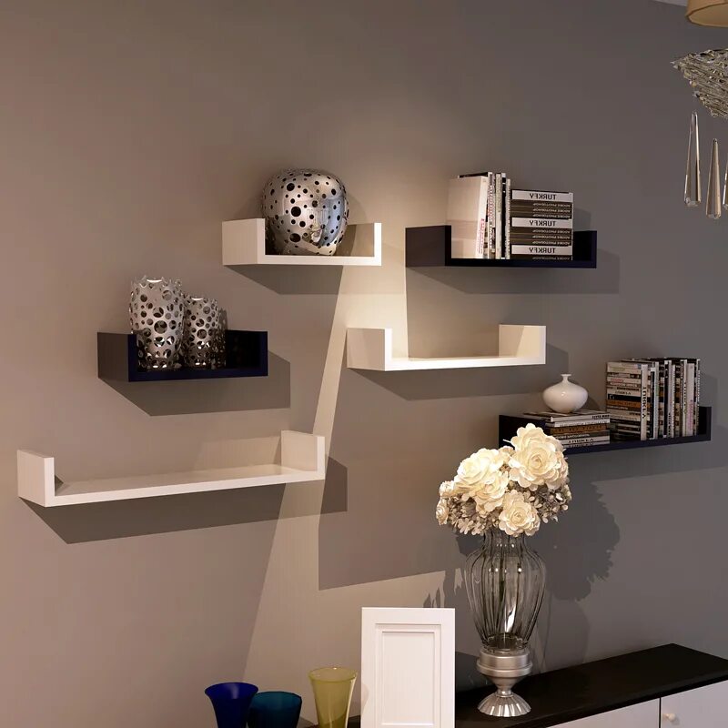 Полки в зале фото. Полочки на стену в гостиную. декоративные полки на стену в гостиную. оригинальные полочки на стену в гостиную. полки настенные в зал.