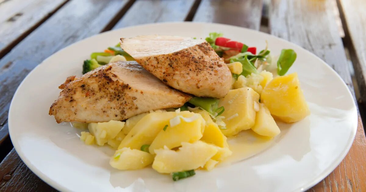 Свиная отбивная с отварным картофелем. Куриный шницель с картофелем. Домашняя еда. Куриные котлеты с картошкой. Куриные с отварным картофелем.