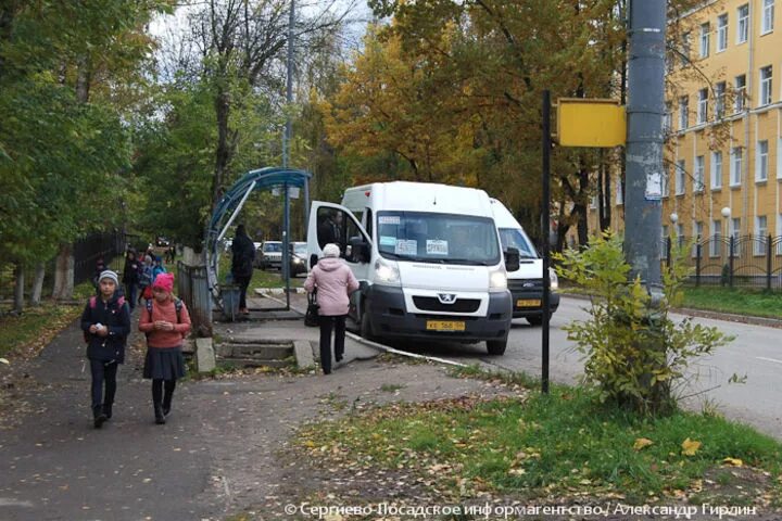 Сергиев Посад остановка школа. Остановка около школы. Остановка центр Сергиев Посад. Остановка около 16 школы. Остановка возле школы