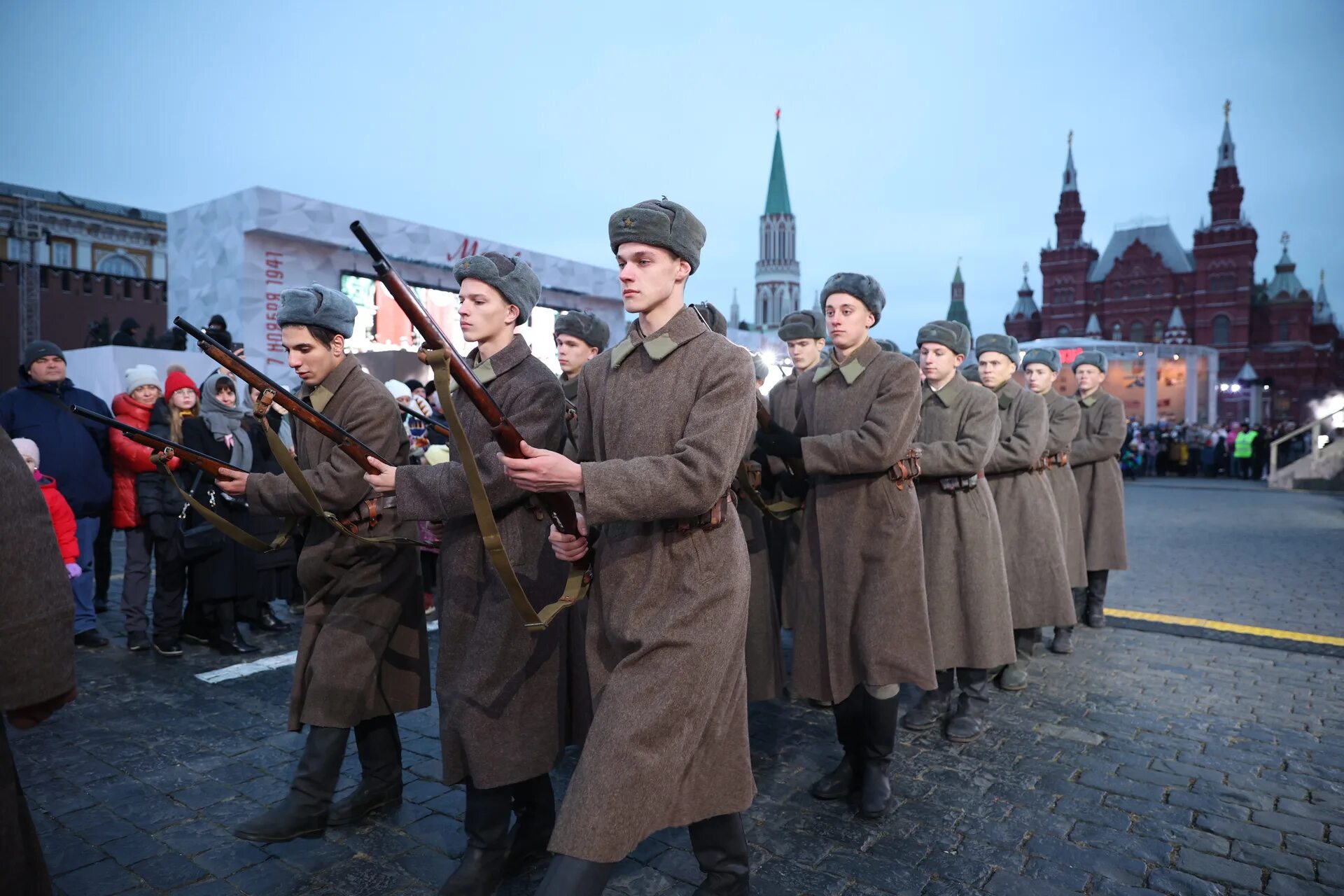 Парад 7 ноября 1941 года. Парад 7 ноября 1941 года в Москве на красной площади. Парад на красной площади в Москве 7 ноября 1941 года картина. Парад на красной площади 7 ноября 1941 года картина. Где проходил военный парад 7 ноября 1941