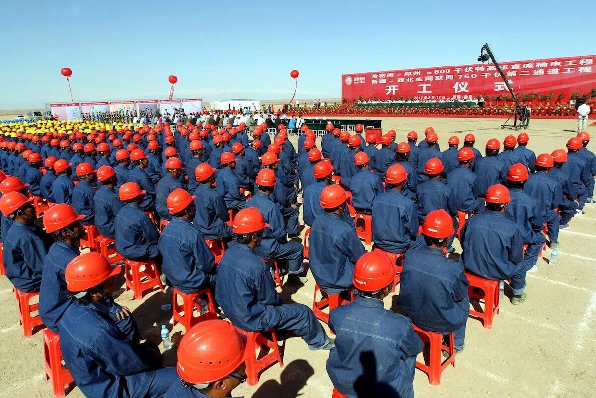 китайские рабочие на фабрике. китайский бизнесмен. китайские производители. китайцы на заводе. со скольки работают в китае.