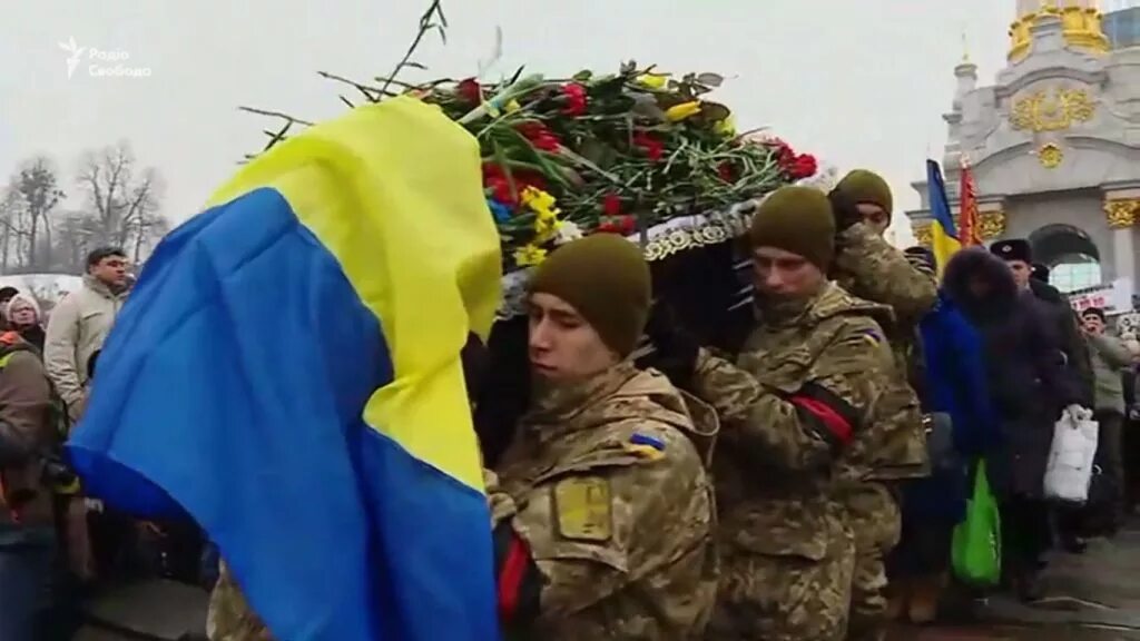 Украинский солдат с флагом. Украинские кладбища ВСУ. Кладбище украинских солдат.