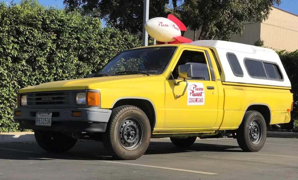 Pizza planet truck. Pizza planet truck. Тойота hilux 1990 планета пицца. Грузовик планета пицца pixar. Тойота hilux 1990 планета пицца.