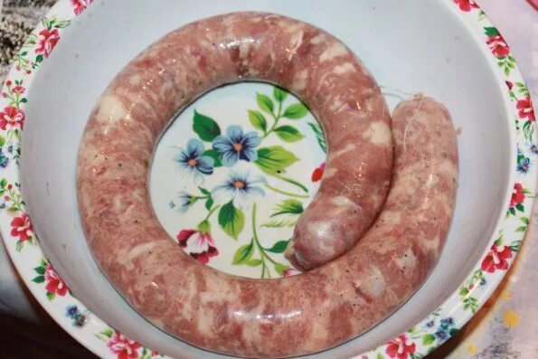 Колбаса домашняя вареная рубленая. Колбаса из рубленного мяса. Колбаса домашняя вареная в воде. Колбаса из рубленого вареного мяса. Рубленные колбаски с луком