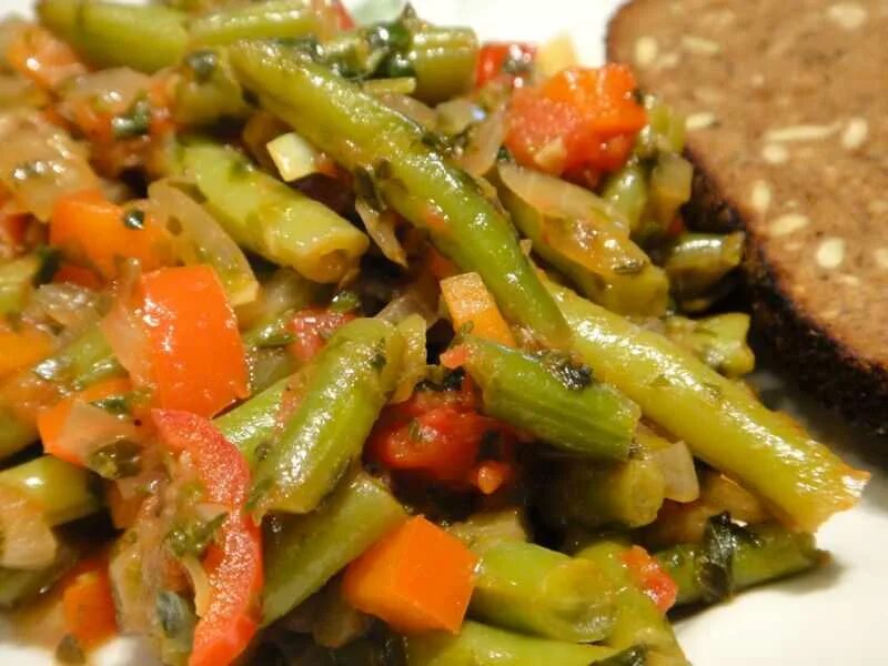 Лобио по грузински из стручковой. Лобио из стручковой фасоли по-грузински. лобио стручковая фасоль. лобио зеленая фасоль. фасоль спаржевая лобио.