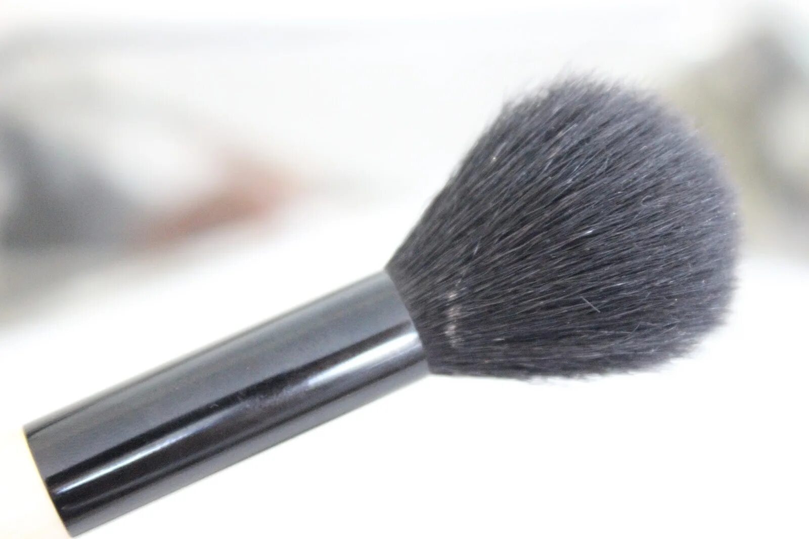 Powder brown. Sheer Powder Brush Bobbi Brown. Кисть Кабуки Bobbi Brown. Бобби Браун кисть дуофибра. Bobbi Brown кисть косметическая Bronzer Brush.