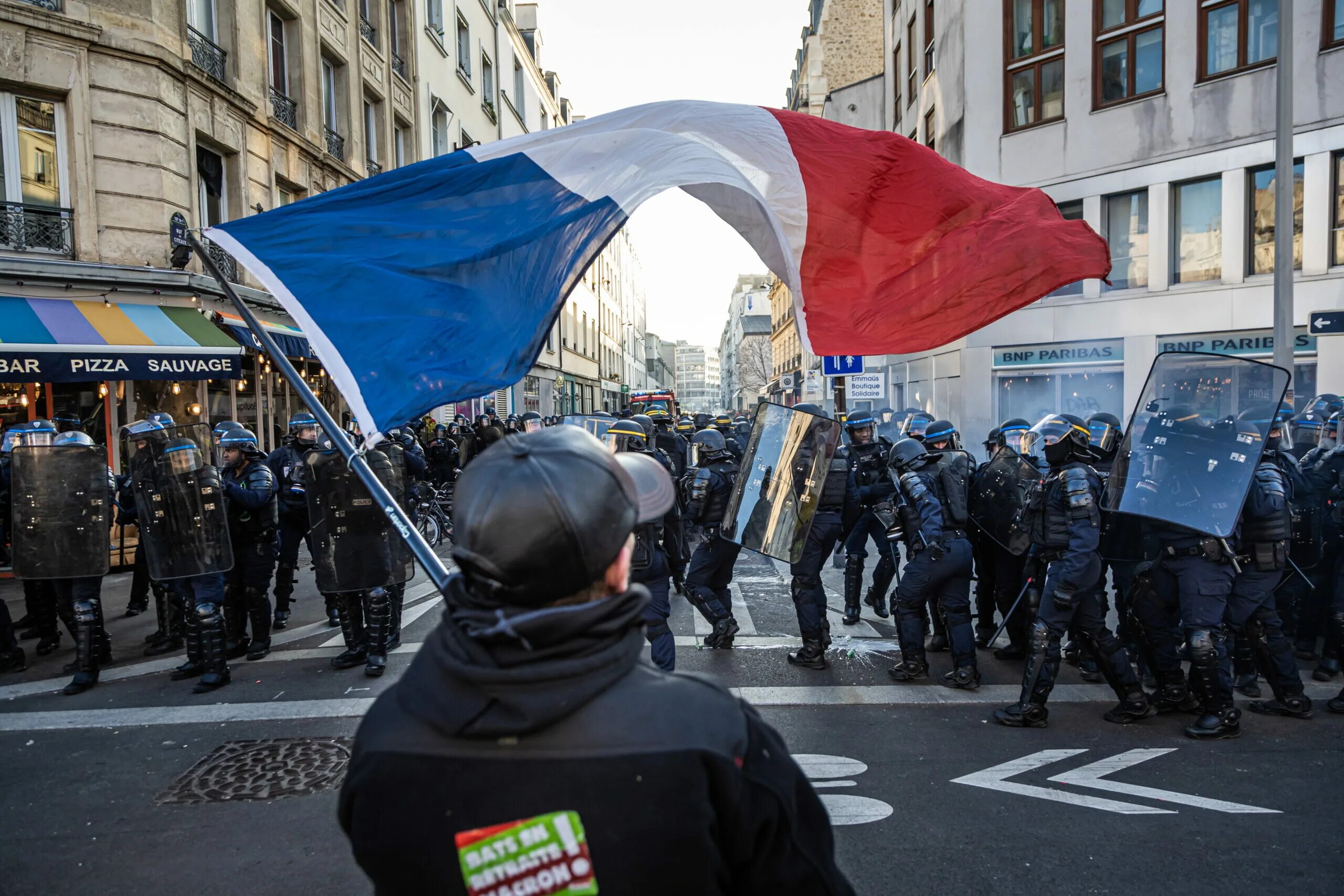 Французы сегодня. Митинги во Франции 2023. Протесты во Франции. Полиция Франции. Забастовки во Франции.