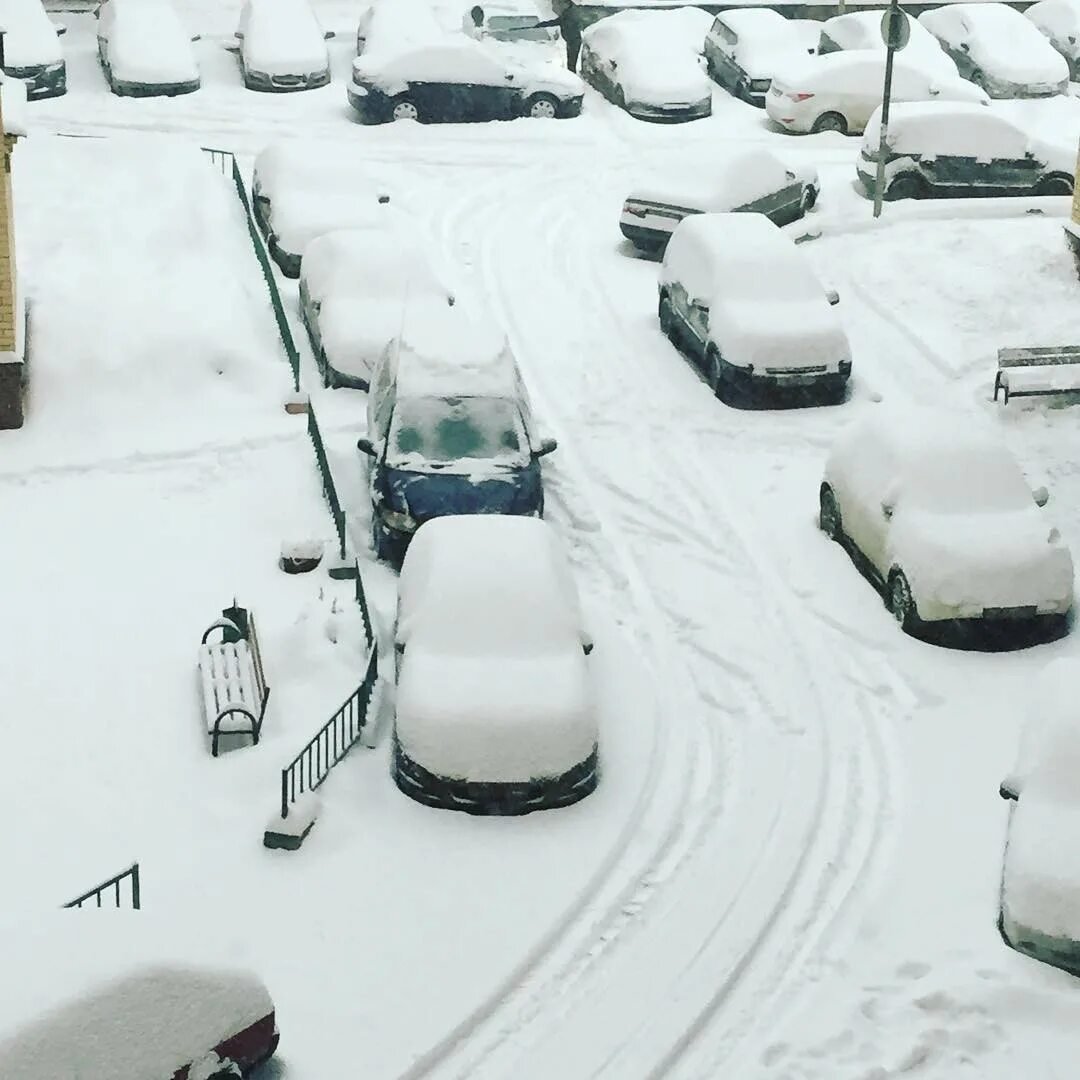 Сильный снегопад в Москве. Парковка в снегу. Сильный снег парковка.