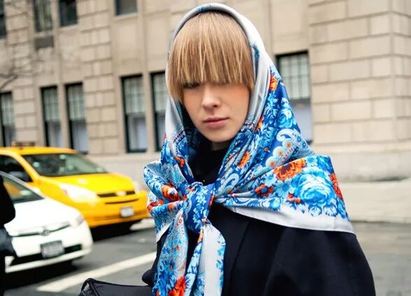 Шелковый платок на голову. Шарф на голову молодежь. Шелковый платок на голове с пальто. Треугольный шарф на голову.