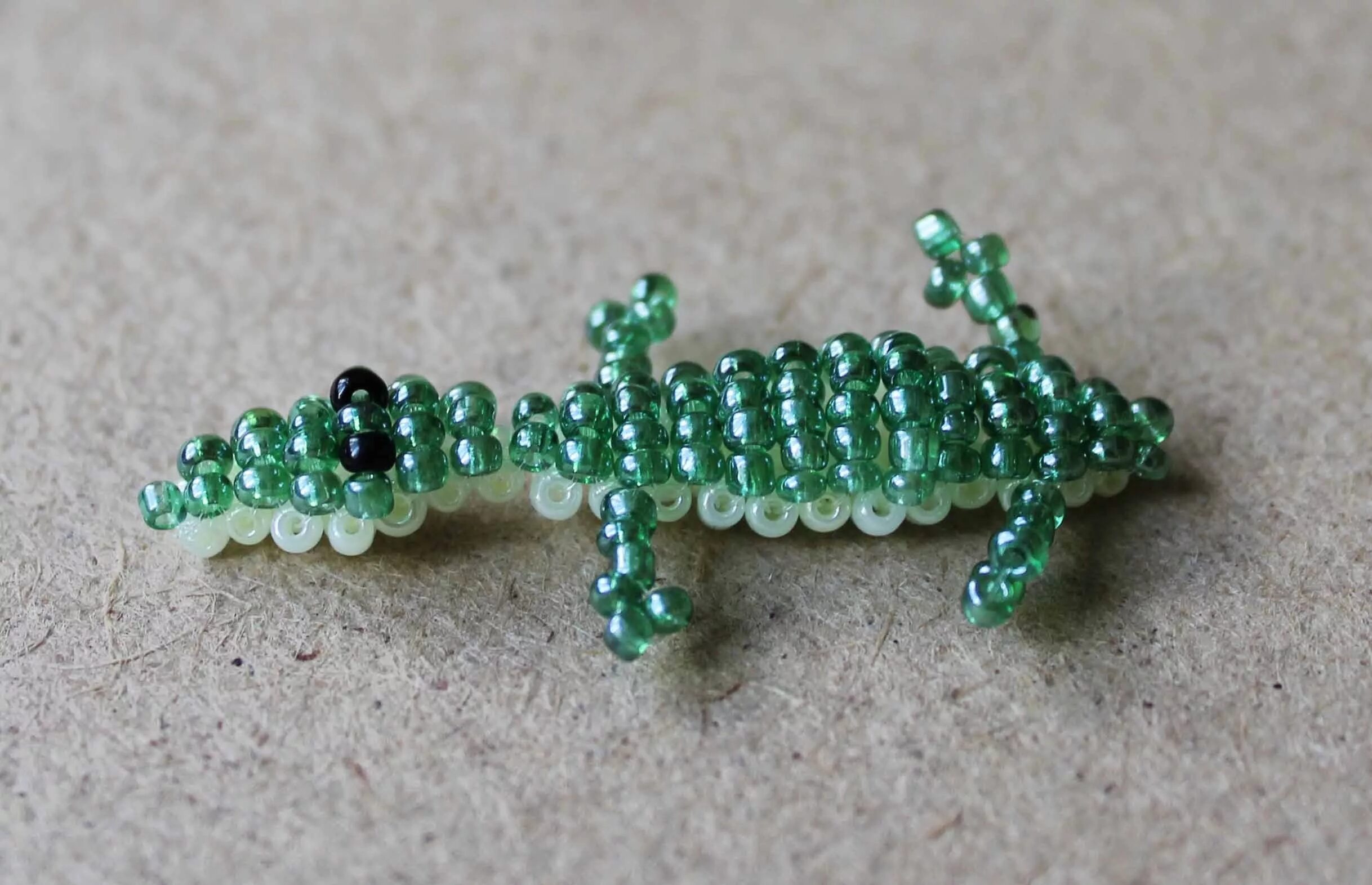 Схемы для бисероплетения крокодил. Объемный крокодил из бисера. Крокодил из бисера. Плетение бисером крокодила. Объемный крокодил из бисера.