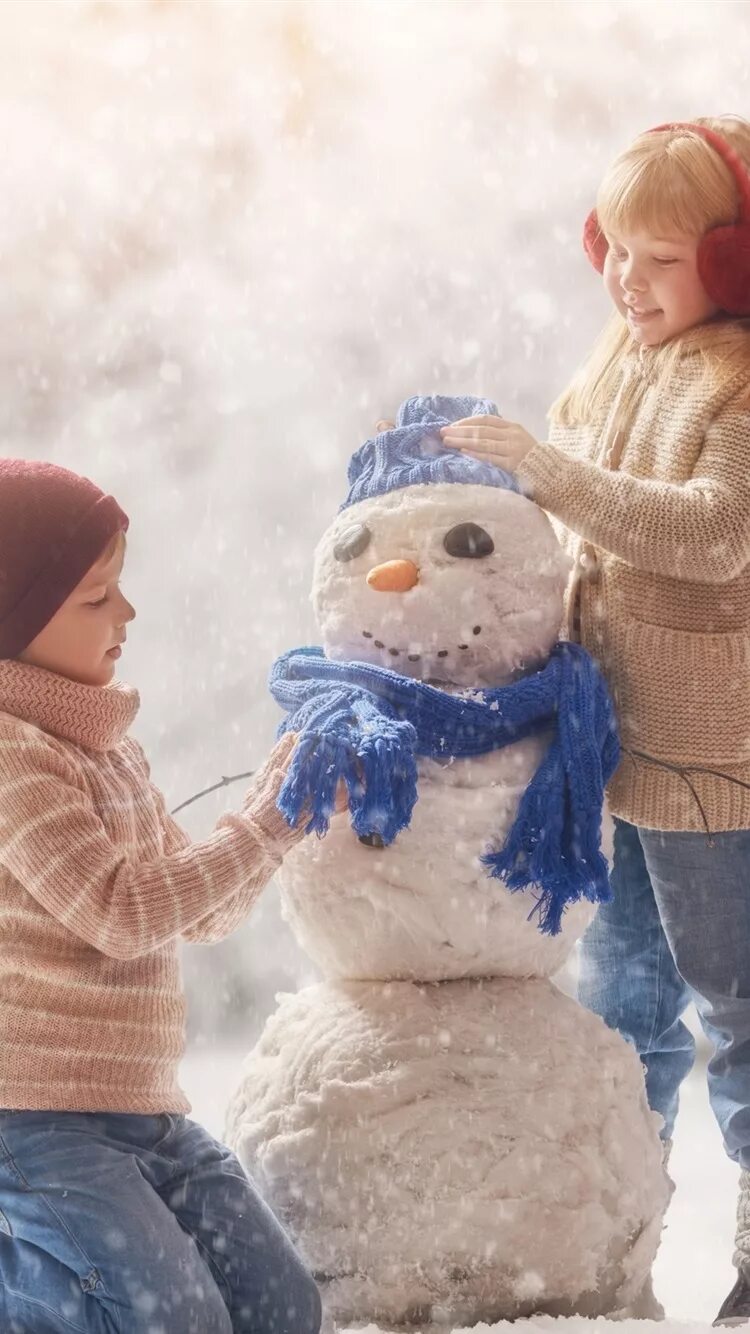 Зимние забавы для детей дошкольного возраста. Девочка лепит снеговика. Лепка снеговика. Лепить снеговика и играть. Лепить снеговика и играть.