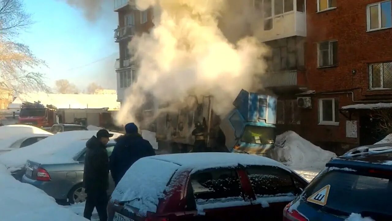 Пожар в кемерово сейчас 1 час назад. Загорелся грузовик кемерово. яшкино горит. пожар в яшкино сегодня. пожар на улице сидельникова в яшкино.