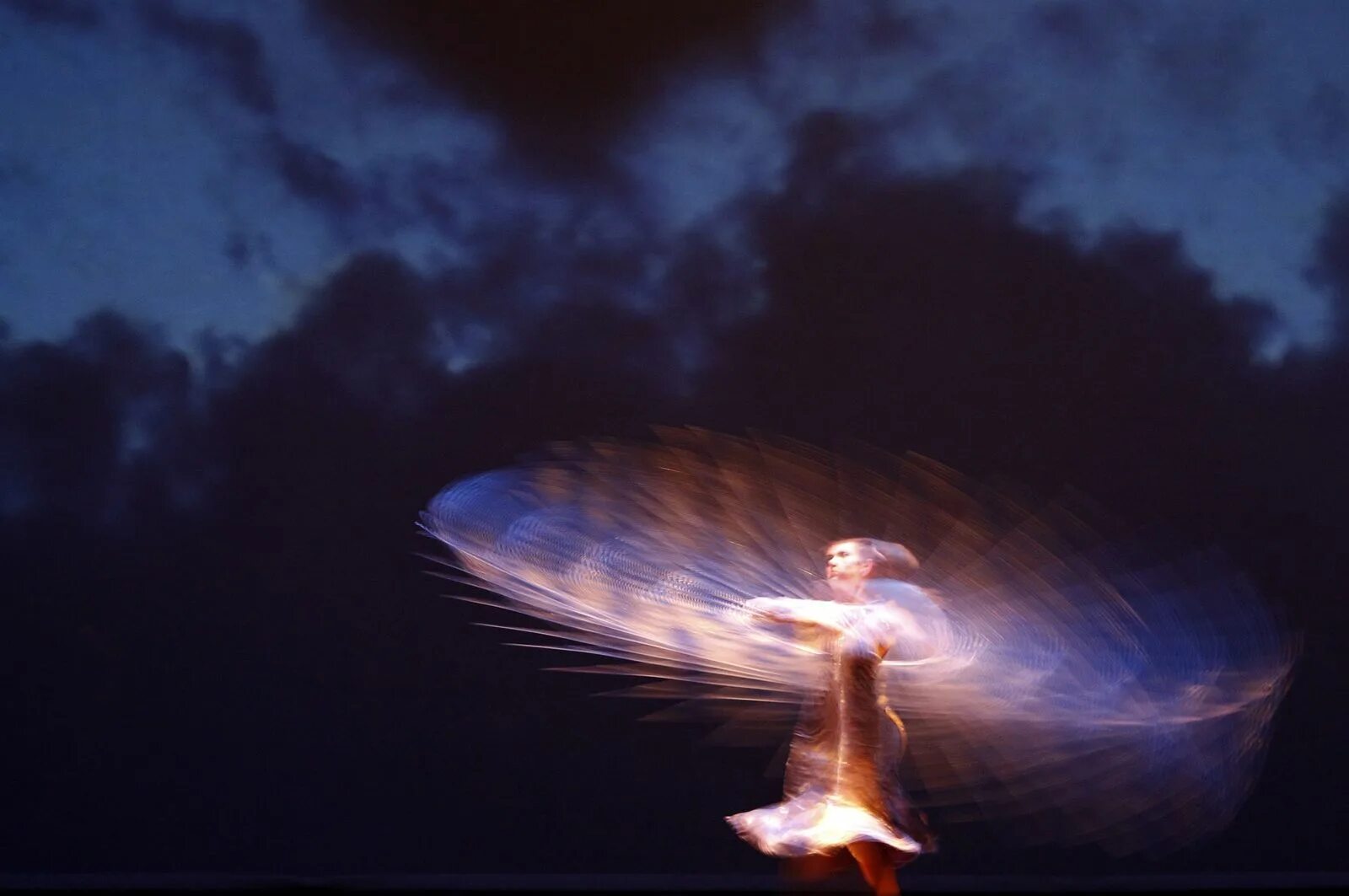 лучи света силуэт. танец свет. танцующий свет. танцы на длинной выдержке. электросветовое шоу.