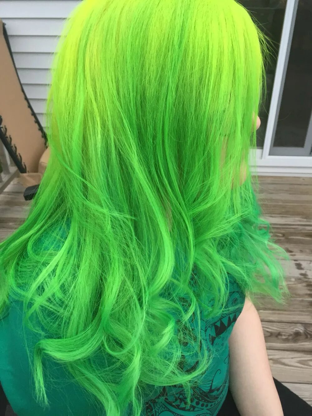 Розовый добавить зеленый. Краска для волос neon green. зеленый цвет волос. окрашивание зеленый и желтый. ядовито салатовый цвет.
