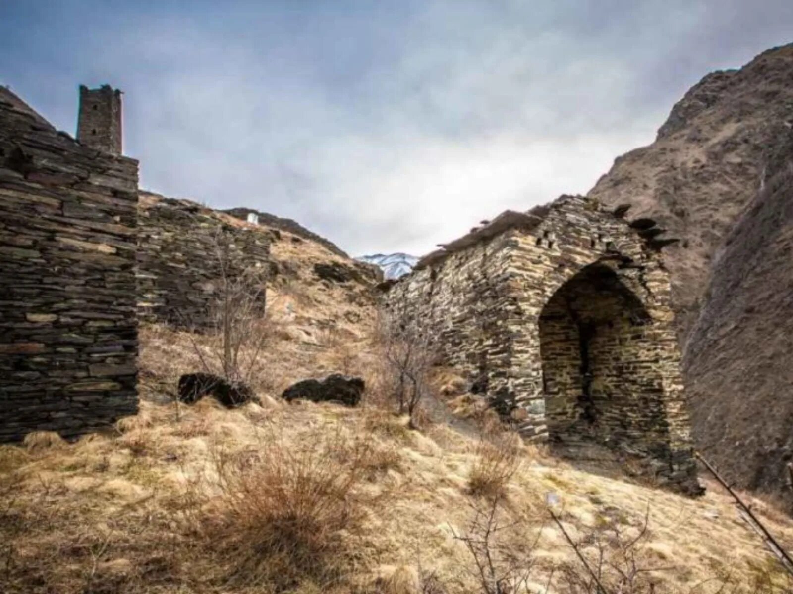 Башенный комплекс коротах чечня. Некрополь цой-педе. Некрополь цой-педе. Цой педе. Цой педе.