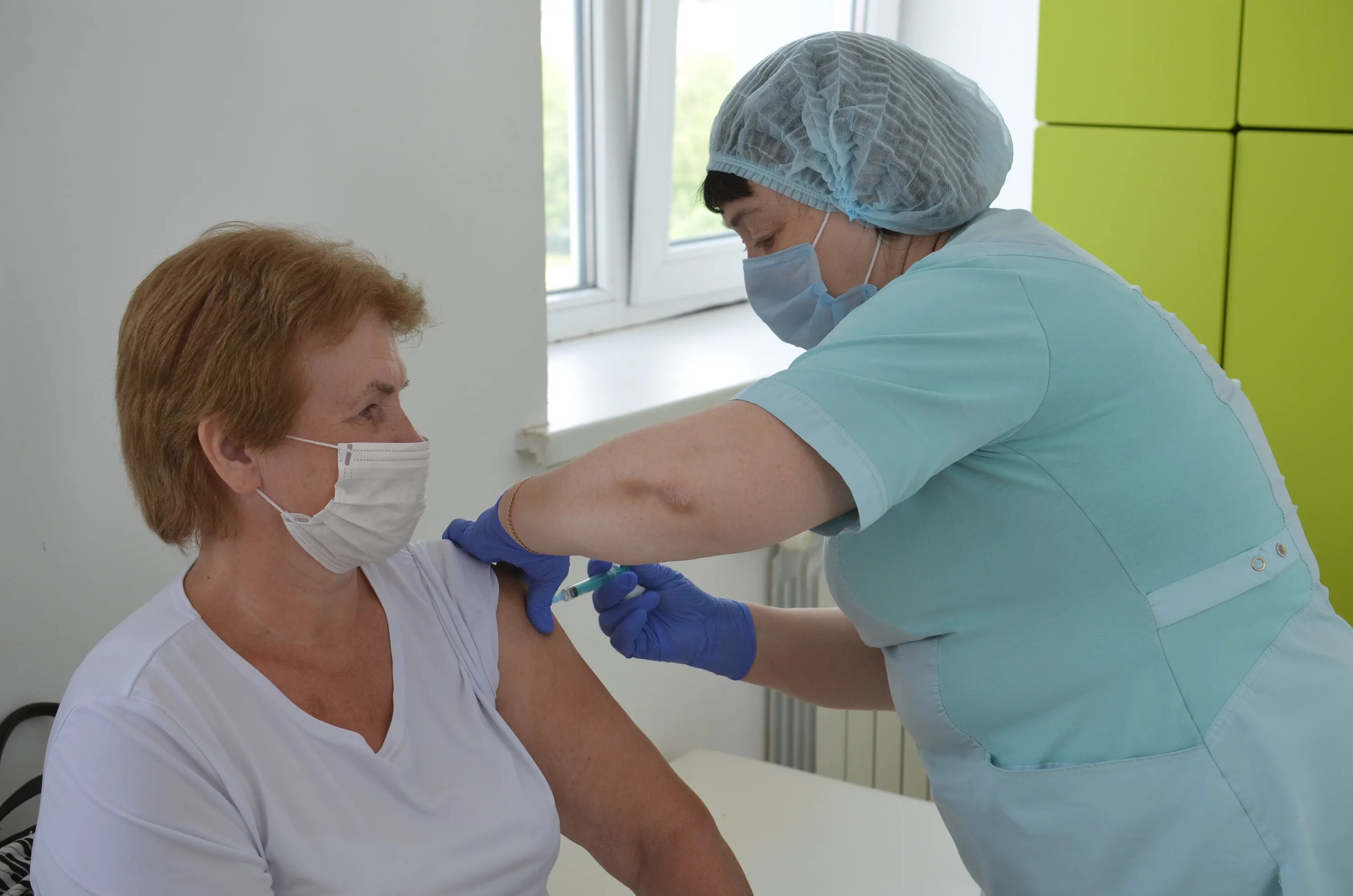 Сезонный грипп. Врач вакцинация от covid. Вакцинация подростков. Вакцинация тверь. Грипп фото.