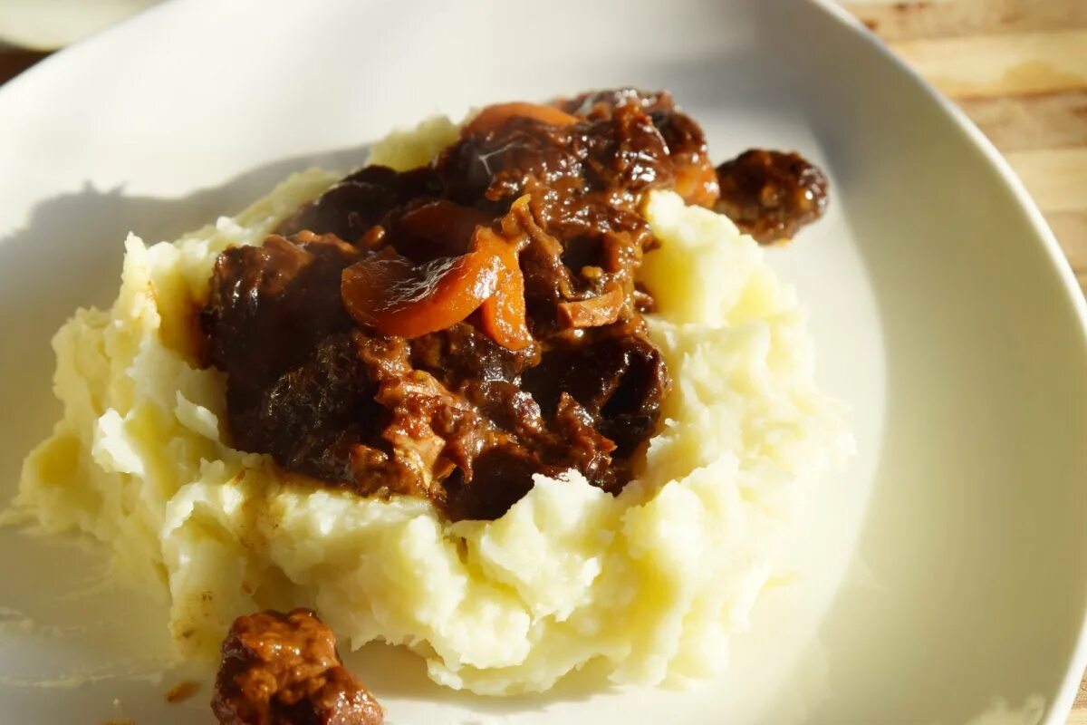 Подлива к пюре с мясом. Картофельное пюре с мясом. гарнир к пюре. говядина с картофельным пюре. картофельное пюре с черносливом.