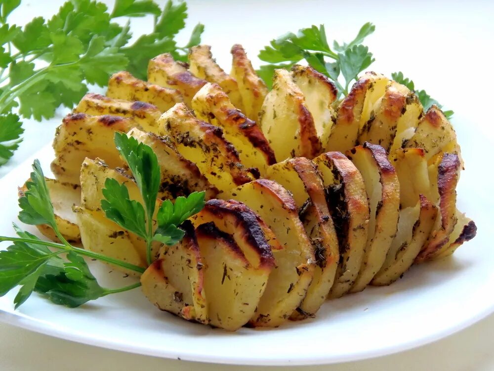 Запечь картошку целиком в кожуре. Картофель запеченный с подчеревком. картошка запечённая с беконом и сыром в духовке целиком. картошка гармошка на шпажке. запеченный картофель серпантин.