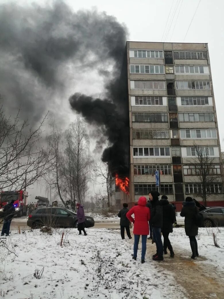 Пожар. Пожар в Орле. Горящая девятиэтажка. Горит квартира.