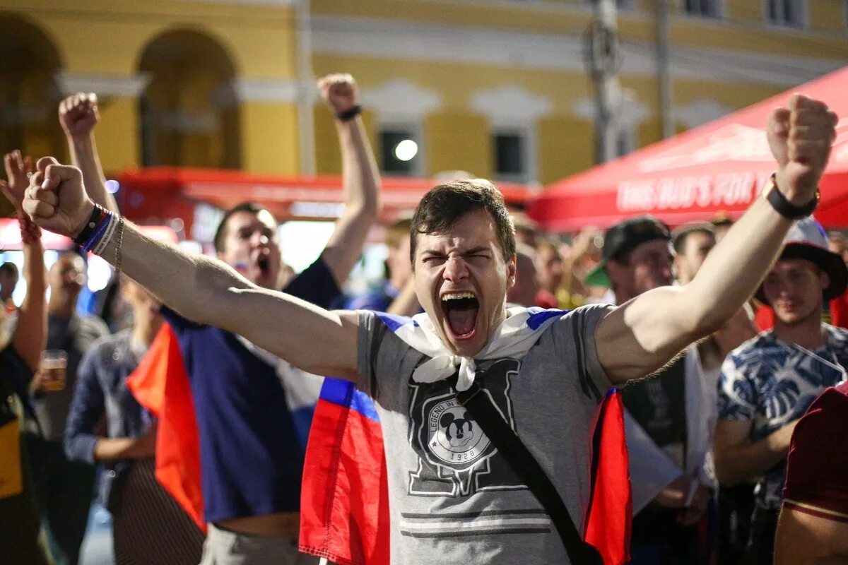 Жизнь в современной россии. Нато и россия. Россияне удивили. Современные россияне. Радостные болельщики.