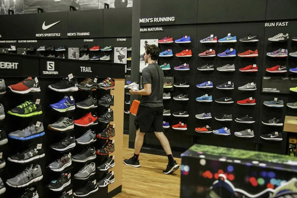 Купить найк в екатеринбурге. Nike shop. Nike, Inc. производители спортивных товаров. Nike Sneaker shop. Магазин найк в России.
