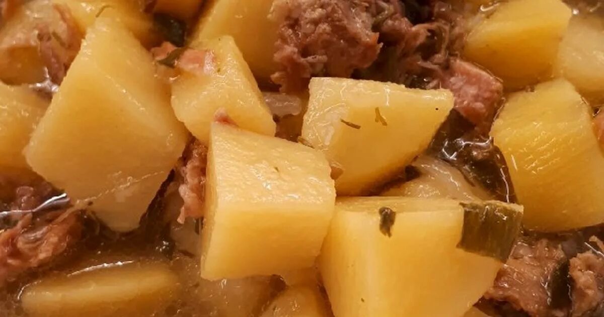 Картошка с тушенкой в кастрюле с луком. Тушеная картошка с тушенкой. Картошка с тушенкой в кастрюле. Тушёная картошка с тушёнкой в кастрюле. Отварной картофель с тушенкой.