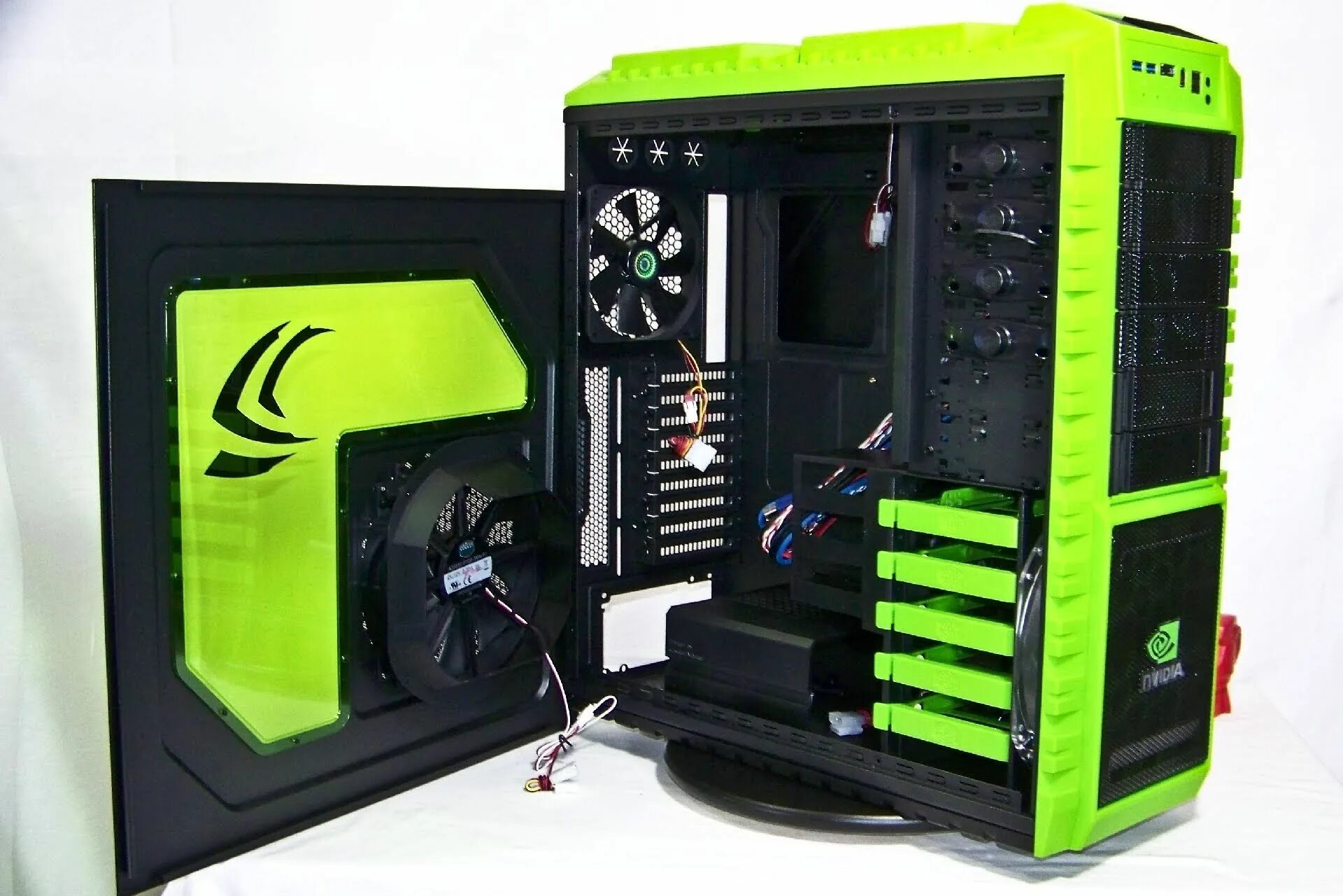 Корпус z games. Cooler master haf x nvidia edition. системный блок rbt r250. игровой компьютер. корпус для компьютера игровой.
