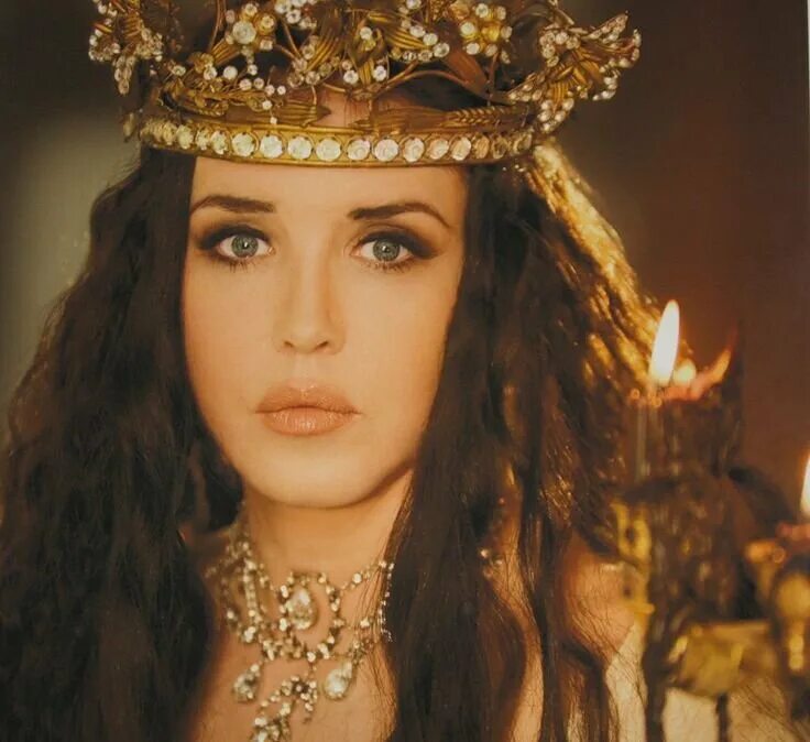 Шарлиз терон королева равенна корона. Царица на троне. Королева ах королева. Шарлиз терон белоснежка. Королева ах королева.