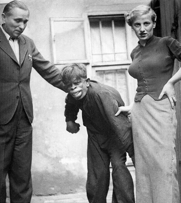 Опыты по скрещиванию человека с обезьяной. Скрещивание обезьян с людьми. Гибрид человека и обезьяны найденный в джунглях бразилии 1937. Человек-обезьяна фильм 1943. Человек обезьяна бразилия.