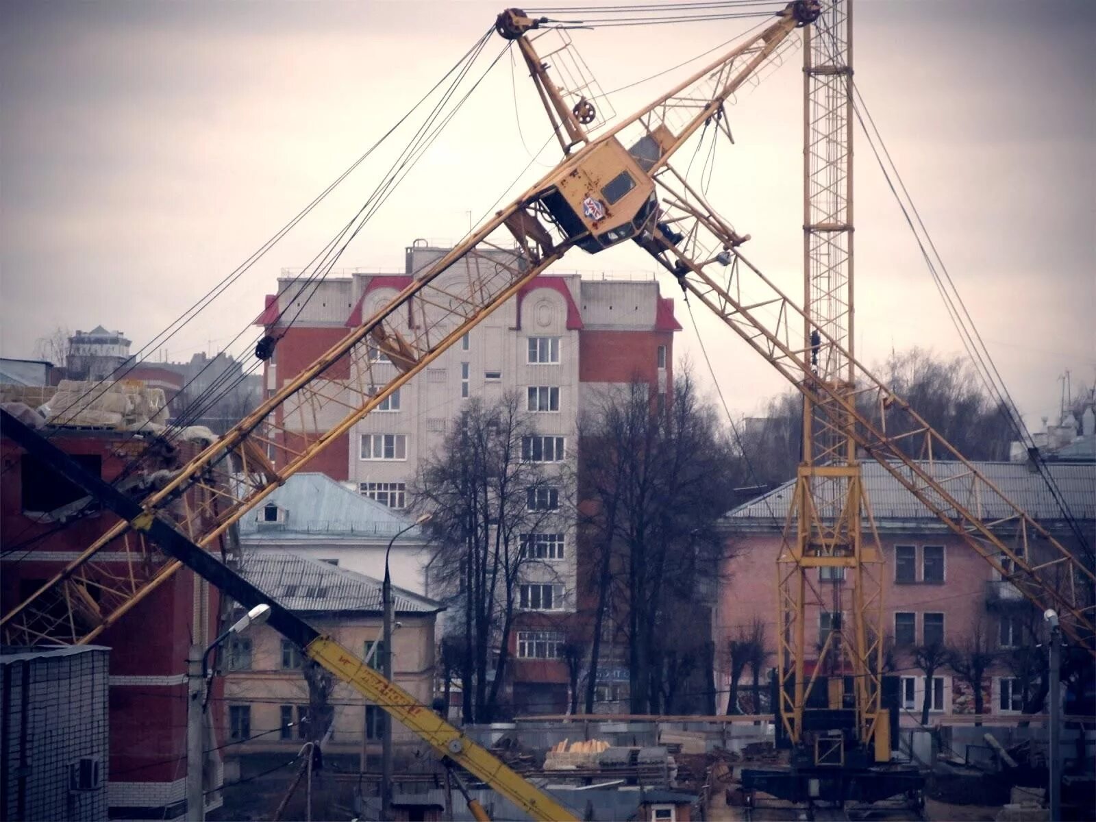 Упавшие краны. Упал кран в тюмени 2022. Падение крана в тюмени 2022. Подъемный кран упал. В тюмени краны 2 упали.