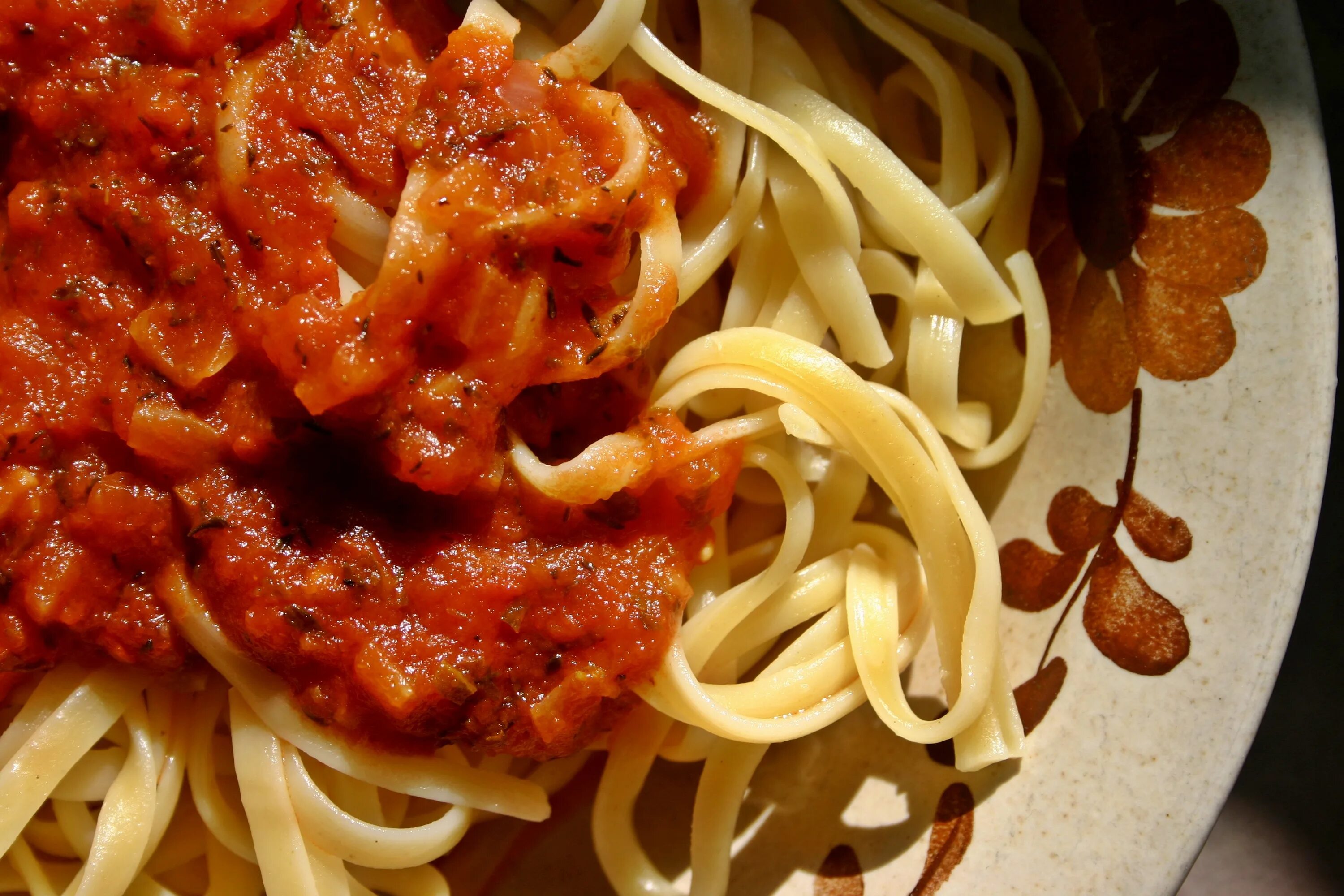 Приготовление лапши с соусом. Маринара канеллони. Биголи паста. Спагетти с томатной пастой. Лапша в томатном соусе.